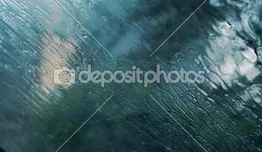 Arabanın camında yağmur. Su damlası camına