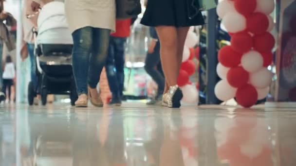 Füße Von Menschen Die Einkaufszentrum Spazieren Gehen Einkaufszeit Nahaufnahme — Stockvideo