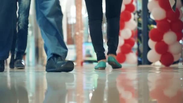 Gente Caminando Centro Comercial Primer Plano Los Pies Tiempo Compras — Vídeos de Stock