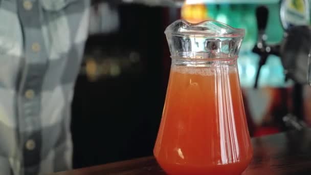 Bartender Förbereder Lemonad Matlagning Färsk Juice — Stockvideo