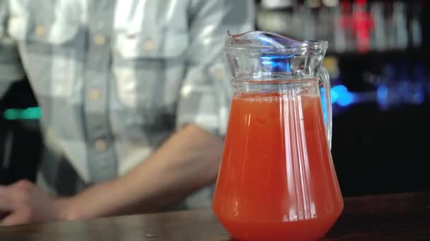 Bartender Gör Uppfriskande Läsk Matlagning Färsk Juice — Stockvideo