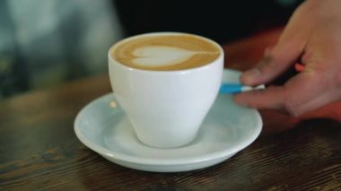 Bir fincan kahve hizmet. Latte sanat kahve