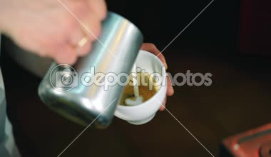 Barista latte art.slow hareket atış yapmak için kahve fincanı süt dökme. Bir fincan kapuçino yapım sanat