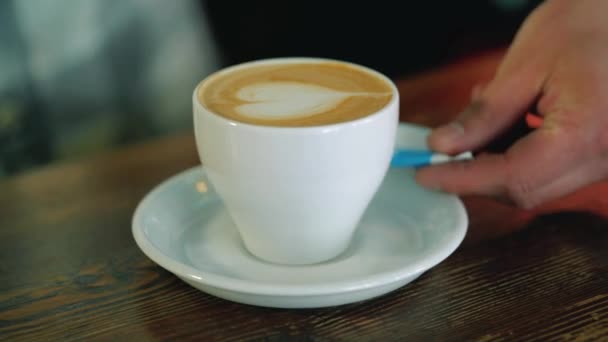 Een Kopje Koffie Serveren Latte Art Koffie — Stockvideo