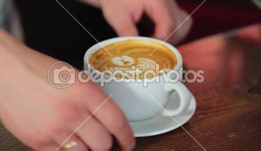 Barista kahve bir çizim yapar. Bir fincan kapuçino yapım sanat.