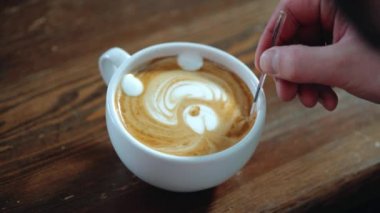 Barista kahve bir çizim yapar. Bir fincan kapuçino yapım sanat.