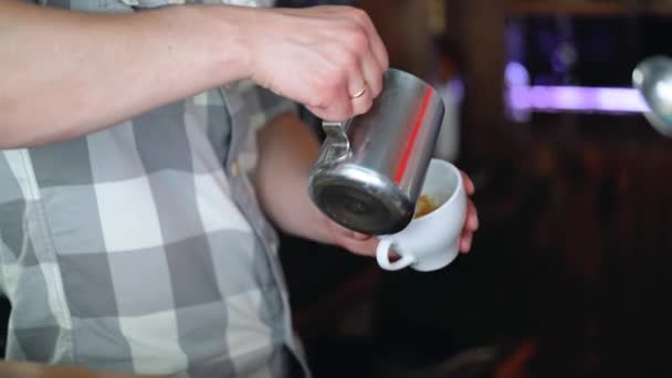 Barista Der Das Herz Auf Den Kaffee Zieht Konzept Von — Stockvideo