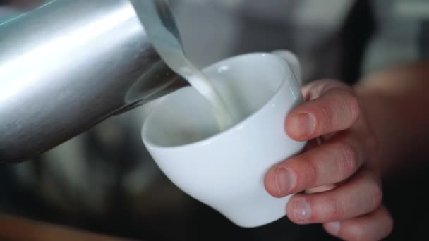 咖啡师把心脏画在杯上 服务和饮料的概念 — 图库视频影像