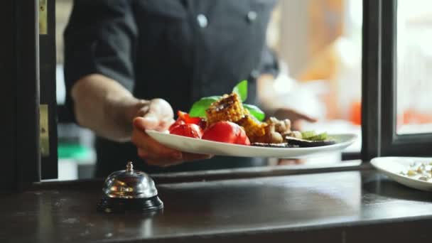 Chef Presenta Nuevo Plato Verduras Parrilla Sirven Plato Blanco — Vídeo de stock