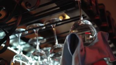Temiz şarap bardakları barmen tarafından hazırlanan ve bir restoran ya da kafe barda üzerinde asılı. Bardaki bir parti için hazır gözlük.