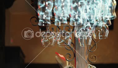 Baş aşağı asılı bir bar temiz şarap bardakları restoranda raf. Barmen gözlük mendil