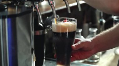 Barmen bardak şişman Bira döküyor.