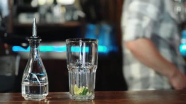 Barmen hazırlanıyor kokteyl. oncept hizmeti ve içecekler hakkında. kadar kaybetmek