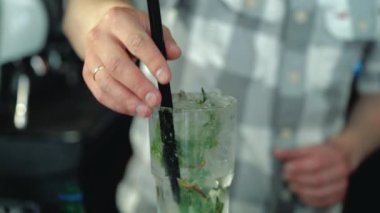 Buz ile bir Mojito kokteyl hazırlama işlemi. Barmen kokteyl hazırlama iş başında.