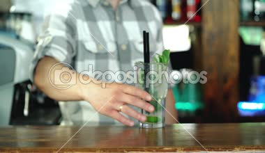 Barmen bir taze, soğuk kokteyl çubuğu'nda hazırlanıyor sayaç. İnanılmaz