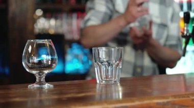 Barmen veya barmen hazırlanıyor alkol kokteyl Restoran