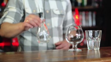 Barmen Sambuca barda hazırlar. Kavramı Hizmetleri ve içecekler.