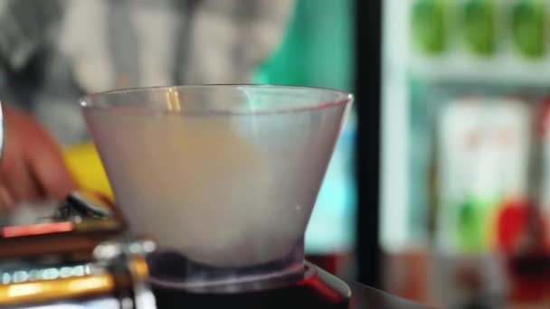 Barman Écrase Glace Dans Cadre Spécial Cocktail Préparatoire Barman — Video