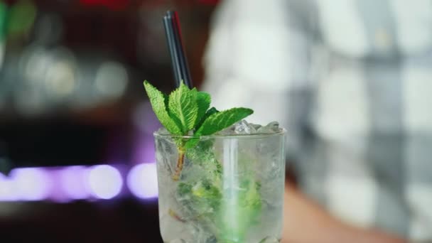 酒保在夜总会酒吧里做鸡尾酒莫吉托 专业现代酒吧 — 图库视频影像