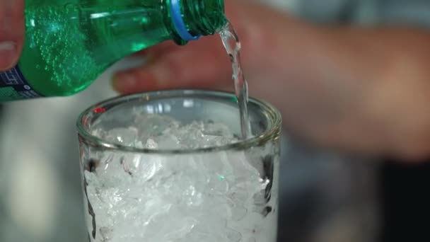 Barman Faz Cocktail Balcão Bar Processo Preparação Cocktail Não Alcoólico — Vídeo de Stock