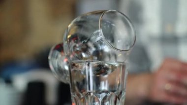 Barda Sambuca yanan barmen. Kokteyl hazırlama süreci.