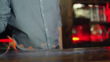 Genç barmen serin kokteyl ateşe yapma.