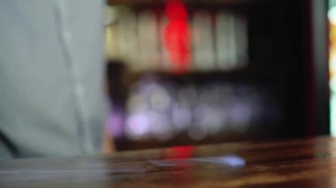 Kokteyl yapmak. Barmen. Barmen kokteyl yapmak. Kokteyl. Kokteyl yanan