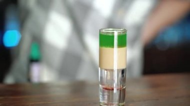 Barmen bir kokteyl karıştırma üç farklı sıvılar yapar. Alkol kısa kokteyl ekleme