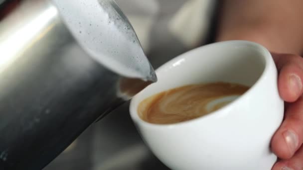Barista Κάνοντας Καφέ Latte Τέχνη Σχήμα Καρδιάς — Αρχείο Βίντεο