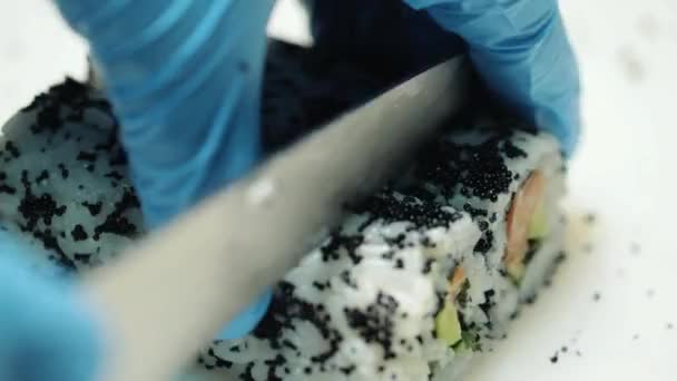 Hazırlanması Suşi Rulo Kesme Restoran Şefi — Stok video