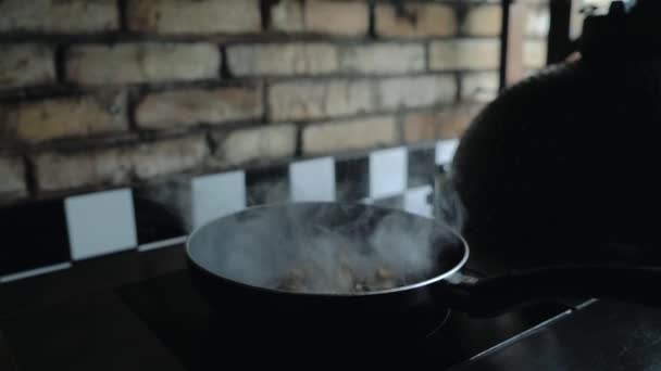 Chef Kok Sautes Paddestoelen Met Vlammen Restaurant Terwijl Flipping Rond — Stockvideo