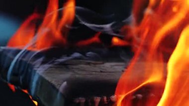 Yanan ve tehlikeli yanan ateş. Yanan odun. Ağır çekim