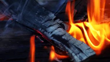 Yanan ateşi. Yangında talaş ağaçlar yakmak. Kamp kamp ateşi yaz yanan ateşi.