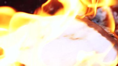 Ne zaman kağıt şenlik ateşi içinde yakıcı alev. Yangında kağıt