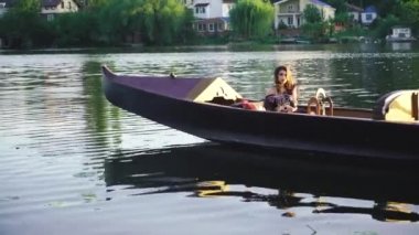 Gondol üzerinde sürme güzel kadın. Kız bir tekne içinde yüzüyor