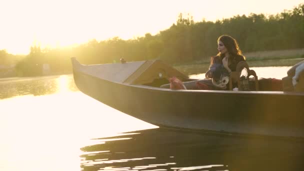Mädchen Das Auf Einer Gondel Flussabwärts Segelt Schöne Frau Mit — Stockvideo