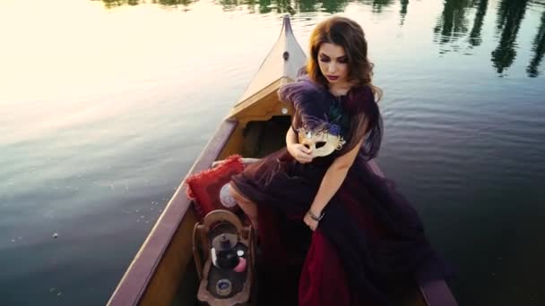 年轻的女人穿着红色的连衣裙在河上的小船上 乘坐缆车的妇女 — 图库视频影像
