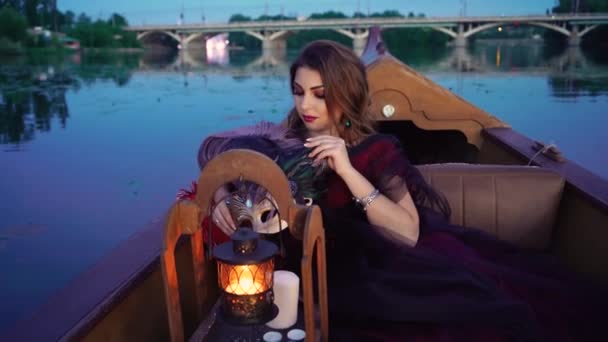 Hermosa Mujer Barco Góndola Cerca Del Puente Por Noche — Vídeos de Stock