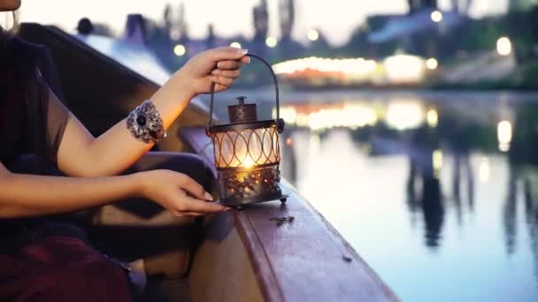 Close Uma Lâmpada Noturna Mãos Femininas Gondola Flutua Longo Rio — Vídeo de Stock