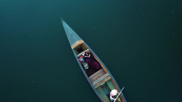 Widok Lotu Ptaka Kobieta Podróż Statkiem Zachodzie Słońca Gondola Pływających — Wideo stockowe