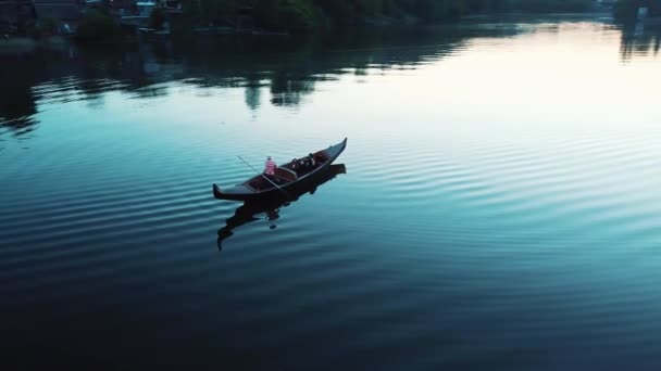 Vista Aérea Una Mujer Lujo Flotando Barco Río Por Noche — Vídeo de stock