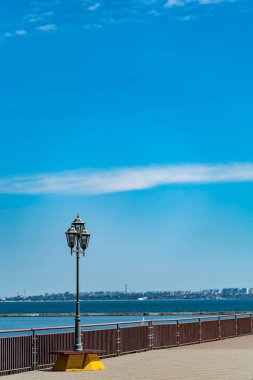 Sokak lambası iskelede. Fener bir iskele üzerinde