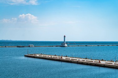 Liman deniz feneri. Dalgakıranlar ile deniz manzarası.