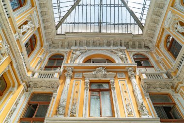 Modernist tarzı mimarisi. Heykeller ve freskleri ile tarihi eski binanın cephe.