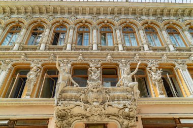 odessa geçit - eski kapalı alışveriş merkezi ve mimari anıt, Ukrayna balkonunda modernist stil heykelleri.