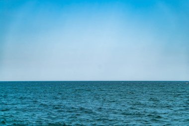 Ufuk deniz. Masmavi bir deniz ve gökyüzü
