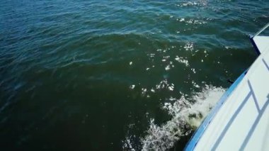 Atış bir teknenin su sıçramalarına suyla okyanusa kesme yay. Ağır çekim