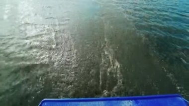 Motorlu sürat teknesi yüksek hızda arka görünümü