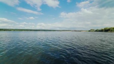 Yat yan güverteden görüntüleyin. Motorlu tekne dalgalar oluşturma kıyı hareket eder..