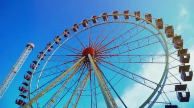 Dönme dolap üzerinde eğlence parkı